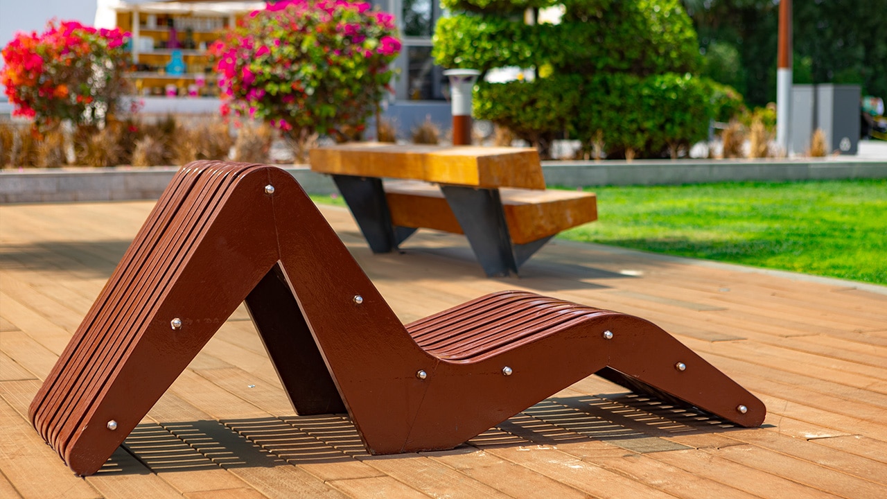 Onde colocar uma chaise longue na área de piscina