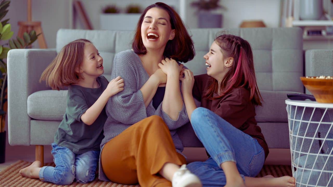 Uma família feliz e sorrindo