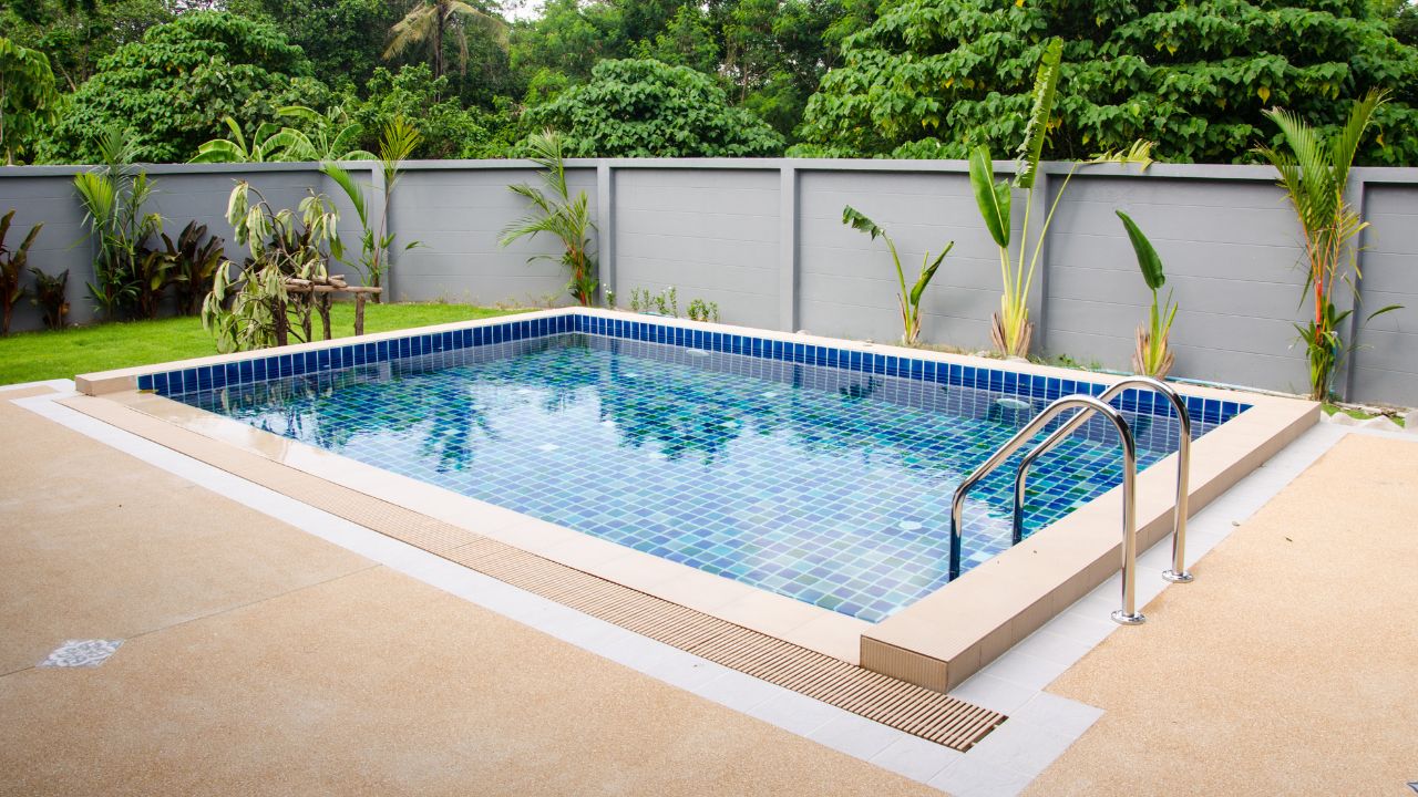 Piscina em Casa: Ter ou Não Ter. Imagem: Canva.