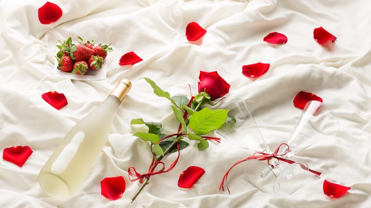 Decoração com pétalas de rosas dia dos namorados. Imagem: Canva.
